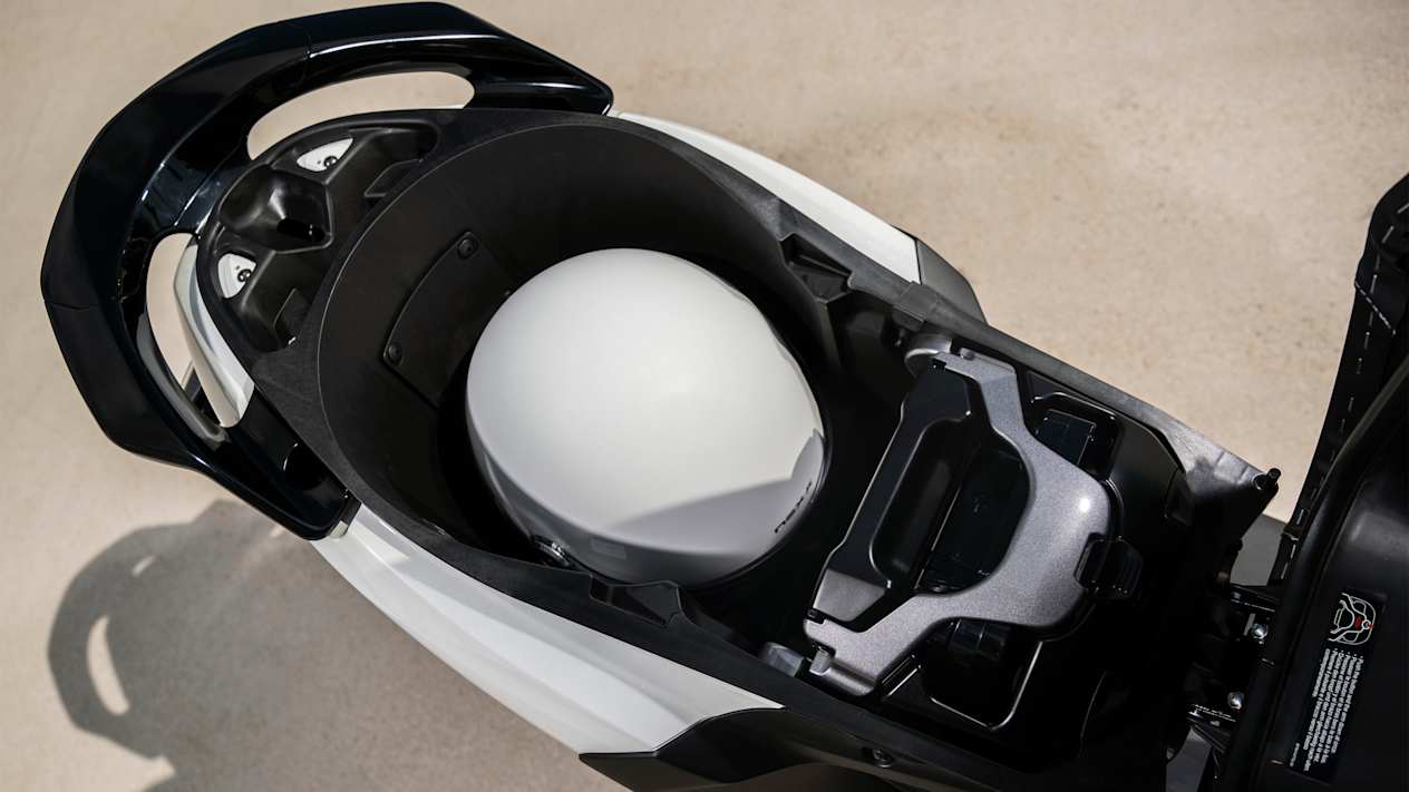 Yamaha Neo's 2023 Milky White : rangement du casque sous la selle