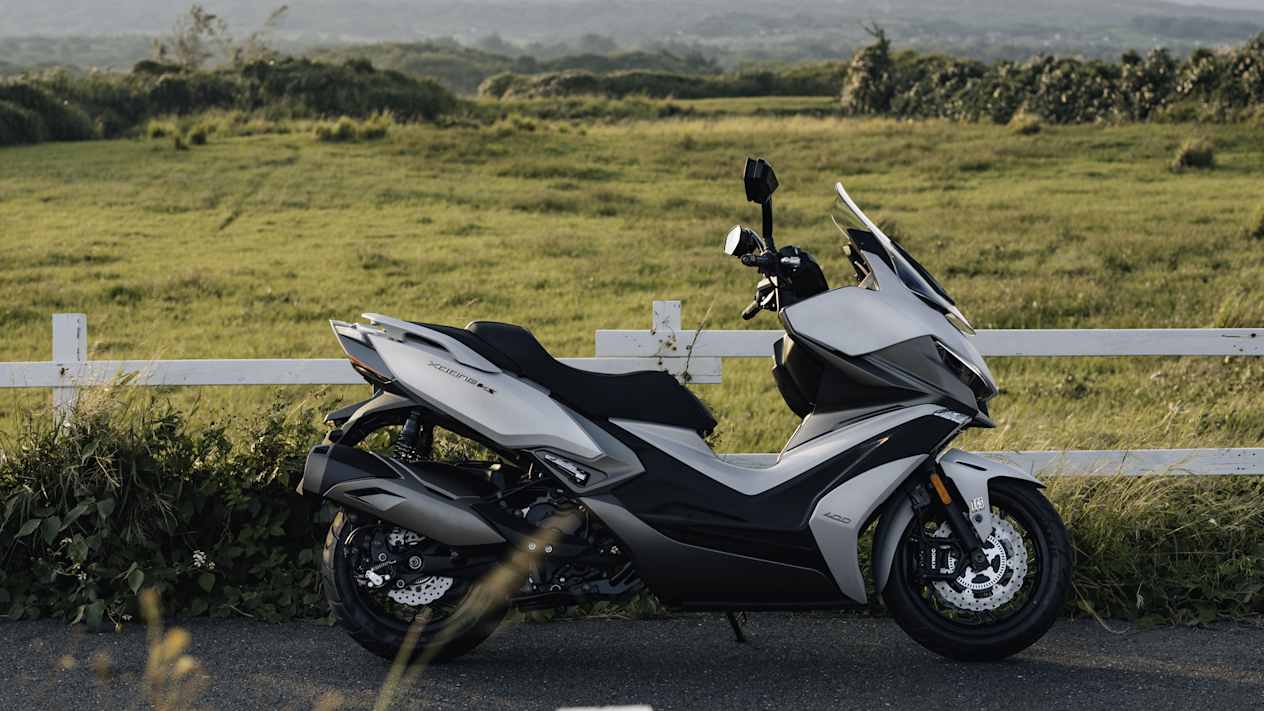 Kymco Xciting VS 400 SE 2024 : profil droit statique devant pré