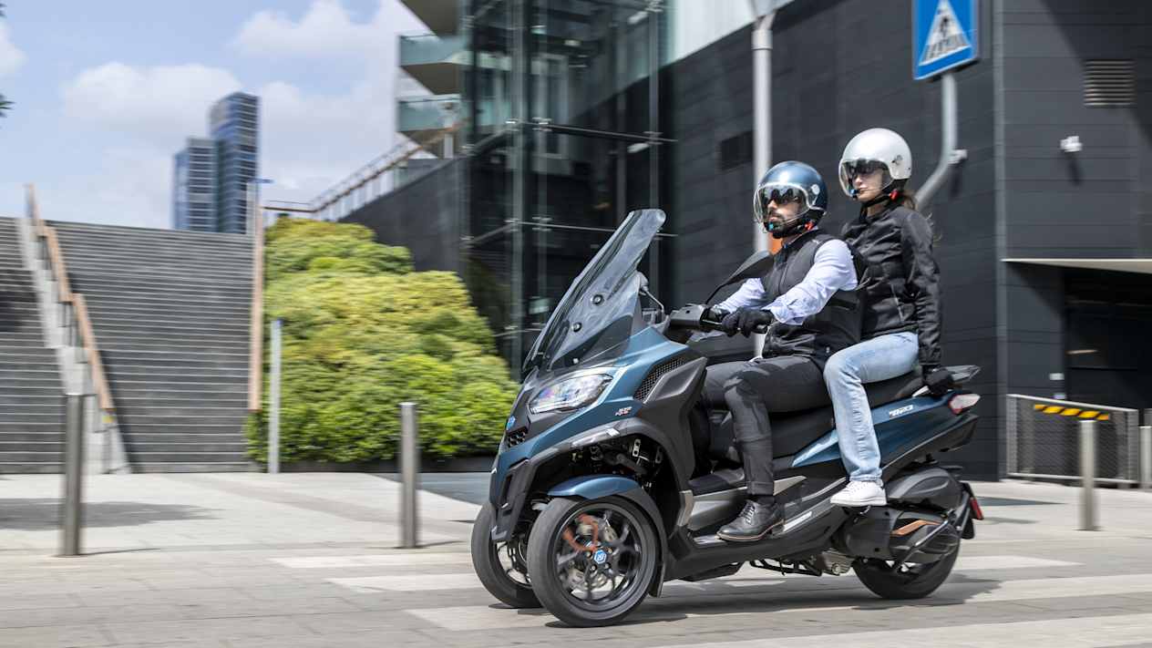 Piaggio MP3 530 Exclusive profil gauche avec passager