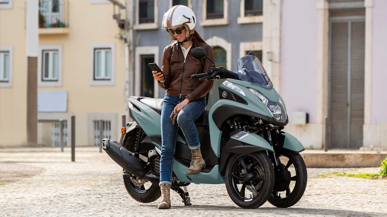 Yamaha Tricity 125 2024 : trois quarts avant droit avec modèle