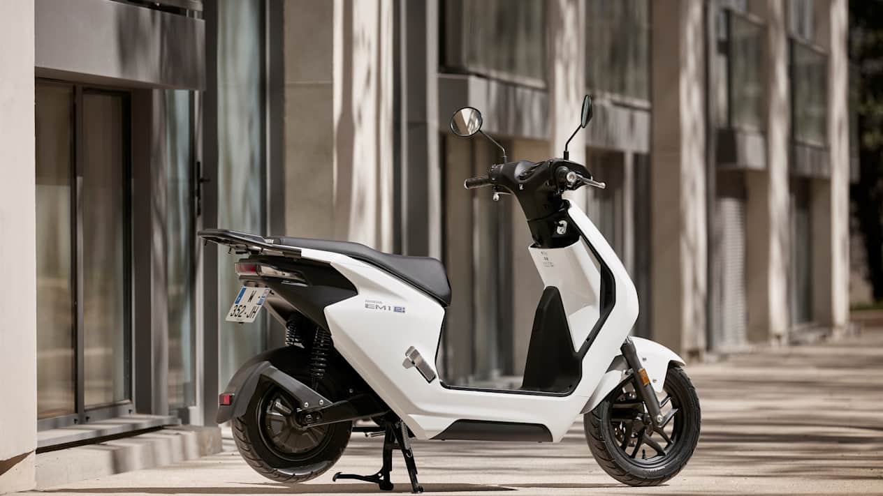 Honda EM1 e 2023 : trois quarts arrière droit en ville