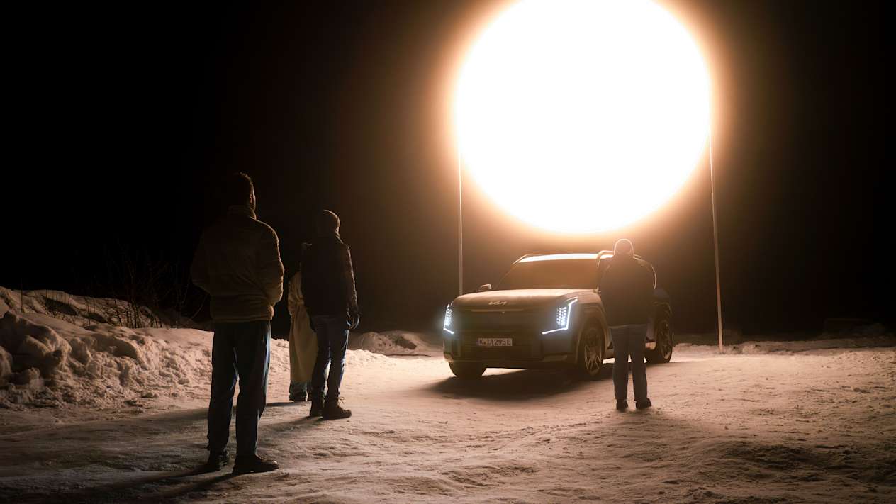 Kia EV9 Powers a light in Norway