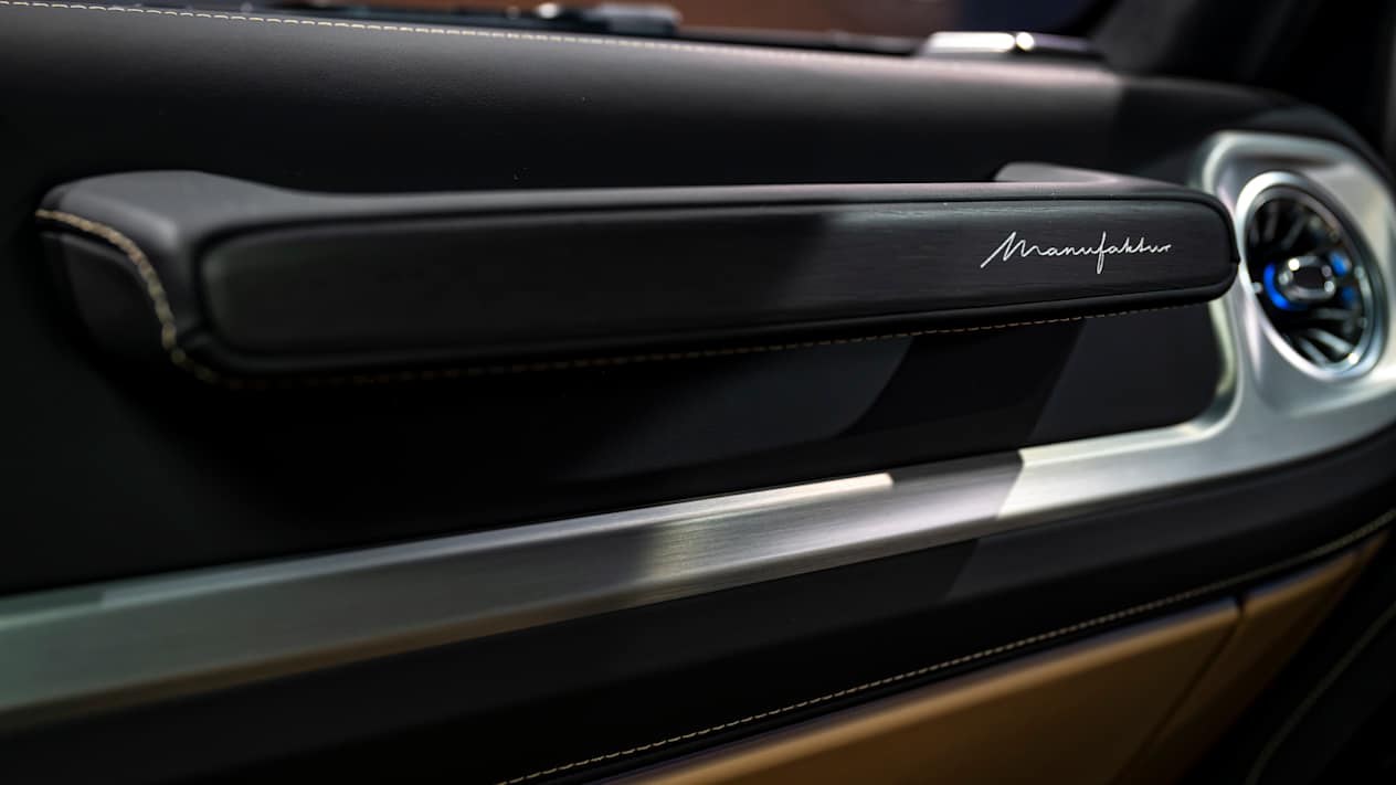 Mercedes Classe G 500 2024 : détail poignée sur planche de bord