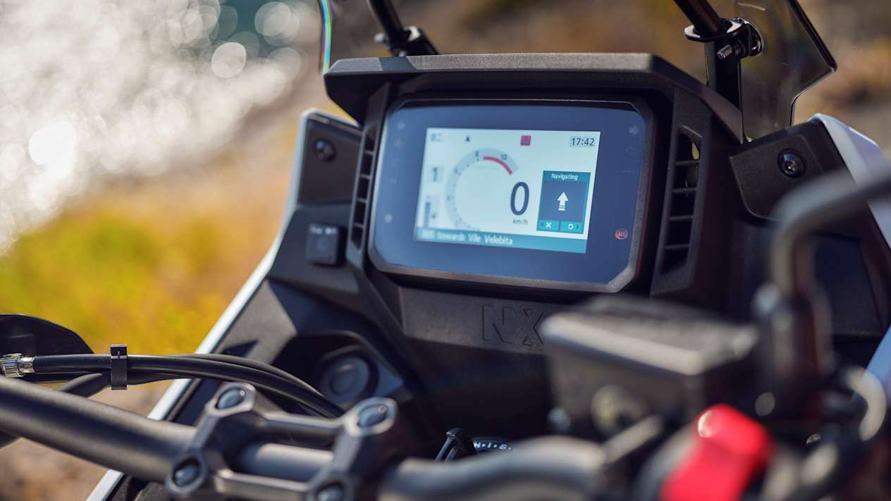 Honda NX500 2024 : écran tactile compteurs