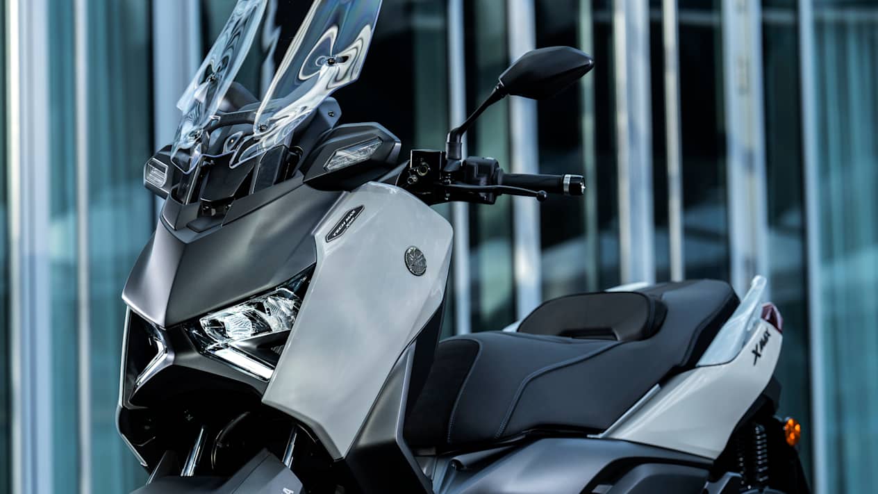 Yamaha XMAX 125 Tech Max 2025 : détail carénage et phares avant