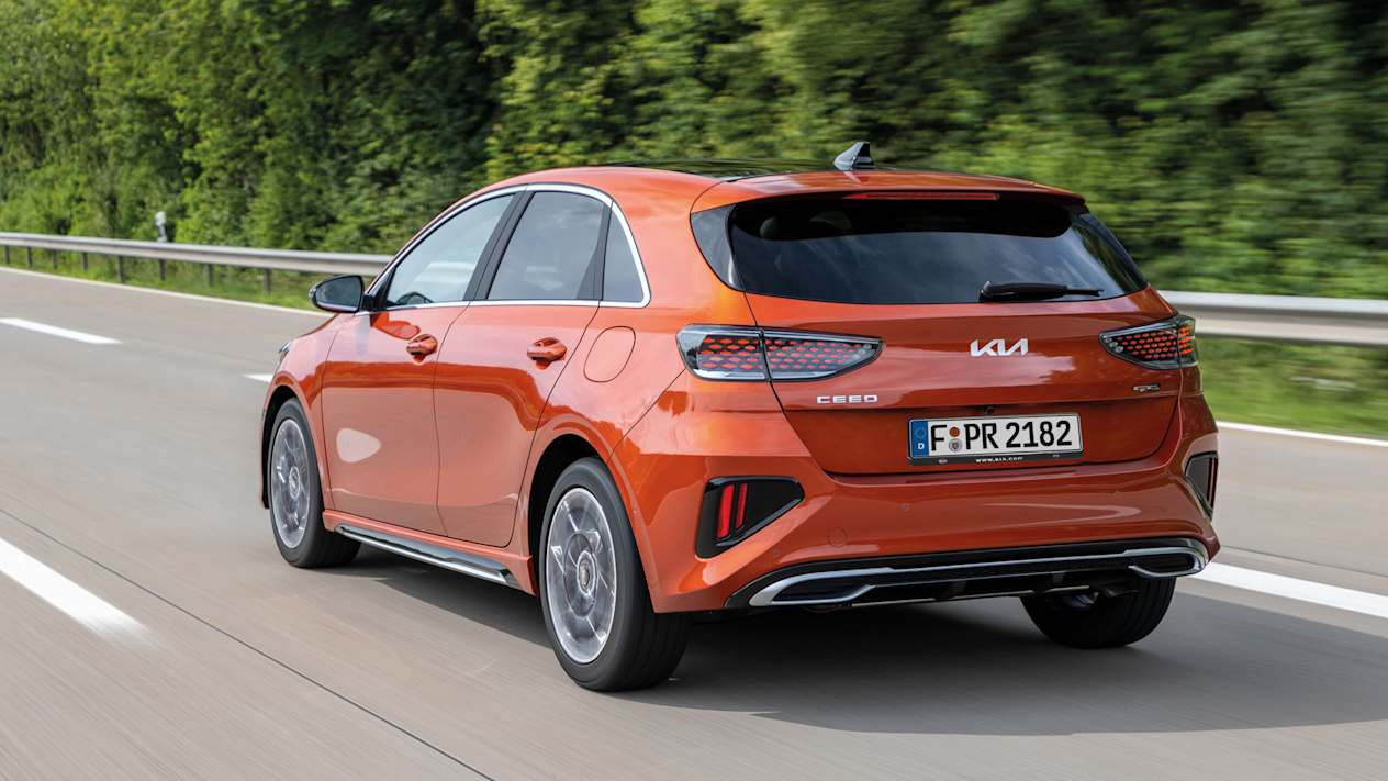 Kia Ceed Berline 2021 : trois quarts arrière sur route