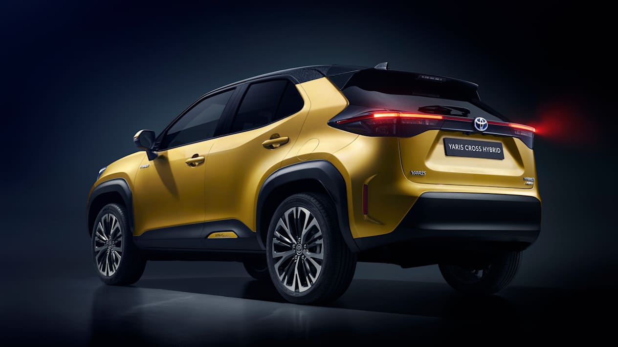 Toyota Yaris Cross : trois quarts arrière gauche avec feux allumés