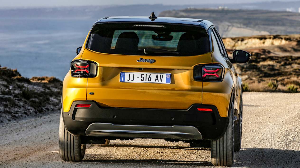 Jeep Avenger 2022 : face arrière sur chemin