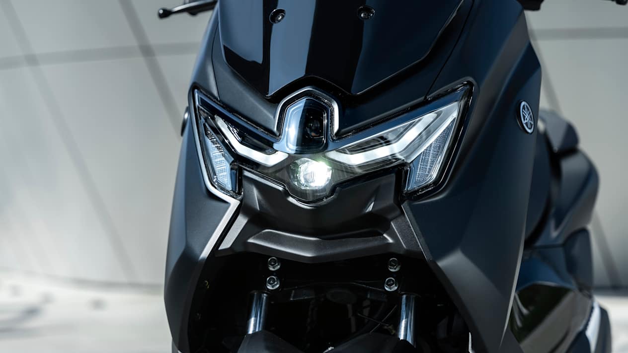 Yamaha NMAX 125 2025 : détail phare avant
