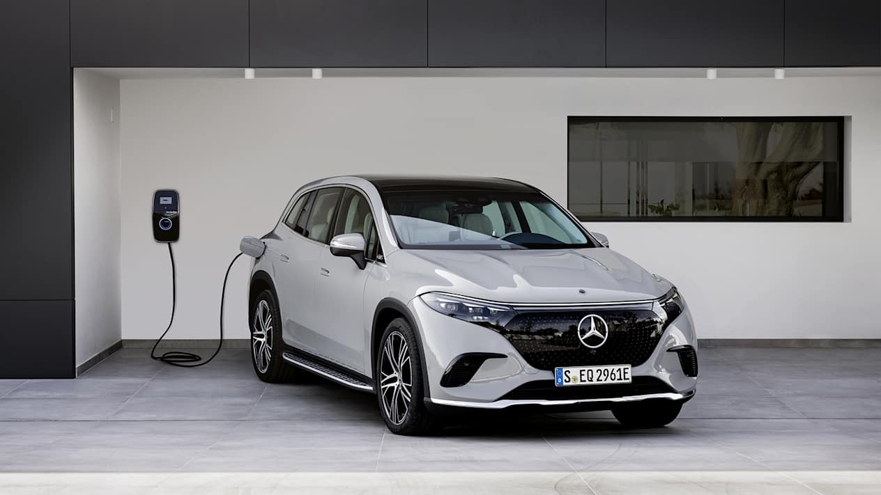 SUV EQS de Mercedes-EQ : Trois quart avant droit en recharge