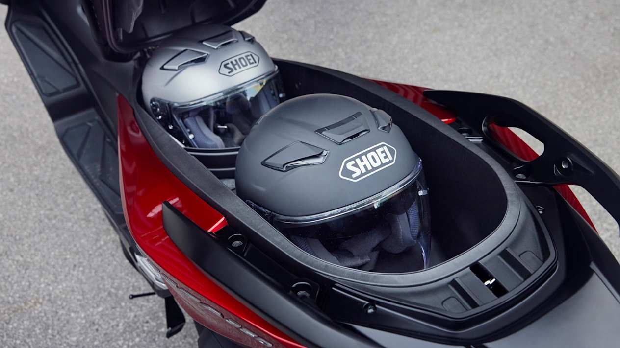 Honda Forza 350 2023 : coffre de rangement sous la selle