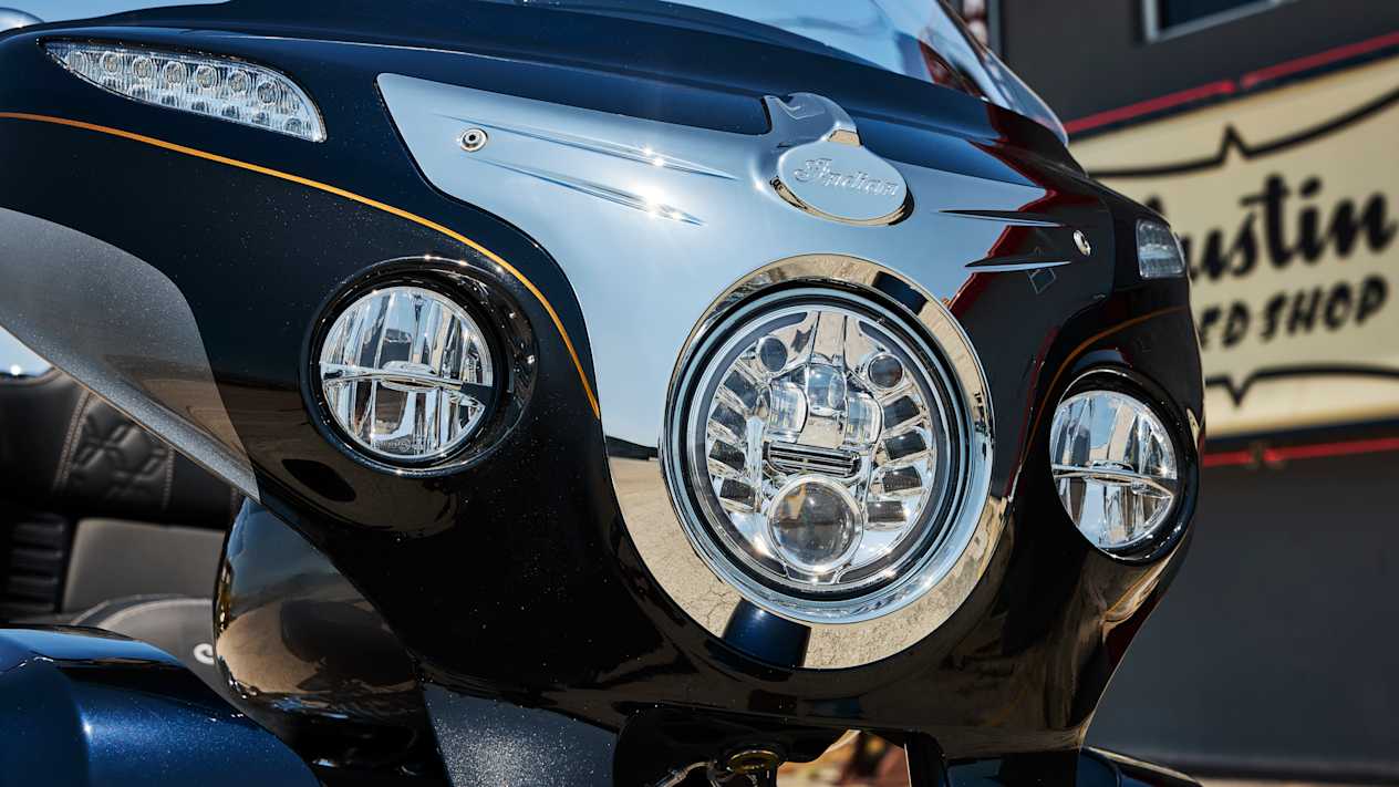 Indian Roadmaster Elite 2025 : détail phare