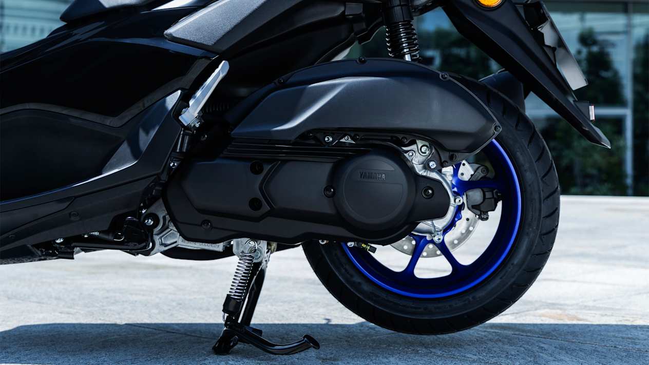 Yamaha NMAX 125 2025 : détail moteur et roue arrière