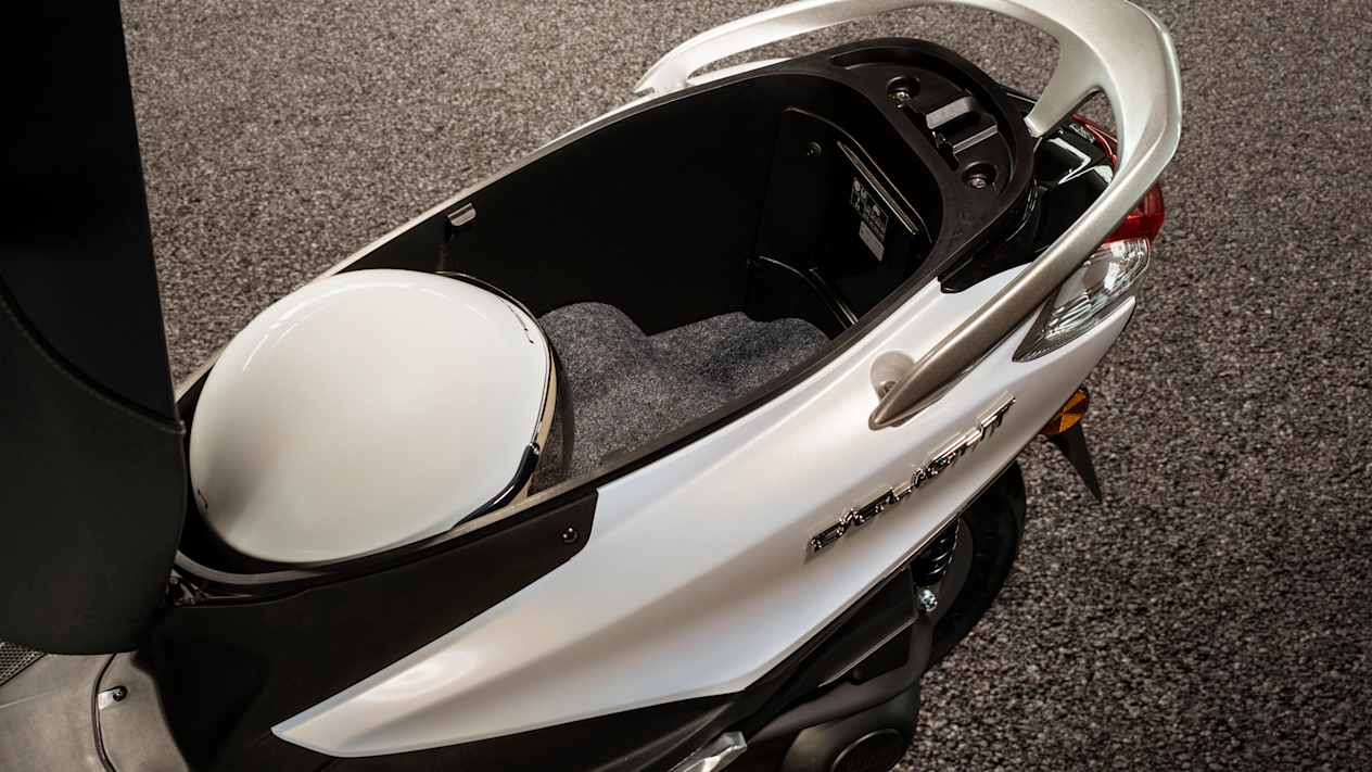 Yamaha D'elight 2021 : coffre de rangement casque sous la selle
