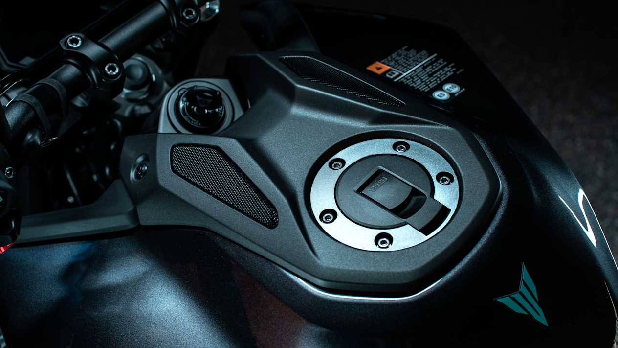 Yamaha MT-09 2024 : détail bouchon de réservoir