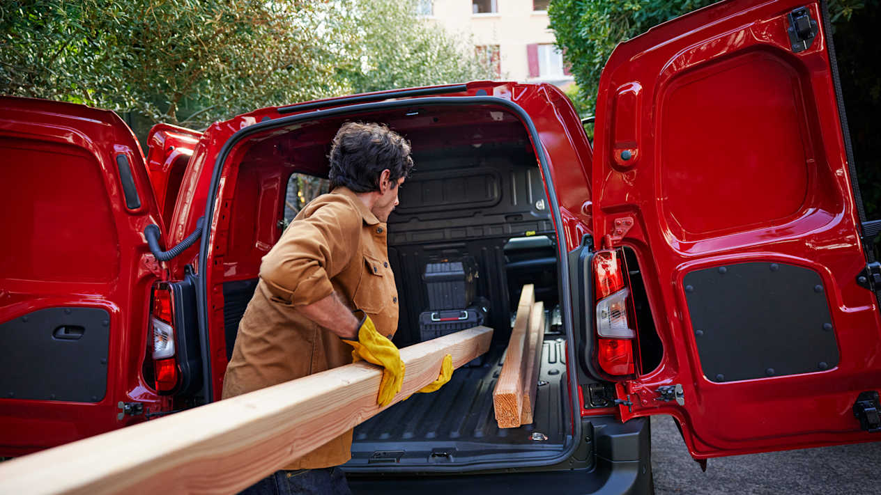 Citroën Berlingo Van 2024 : chargement d'une poutre
