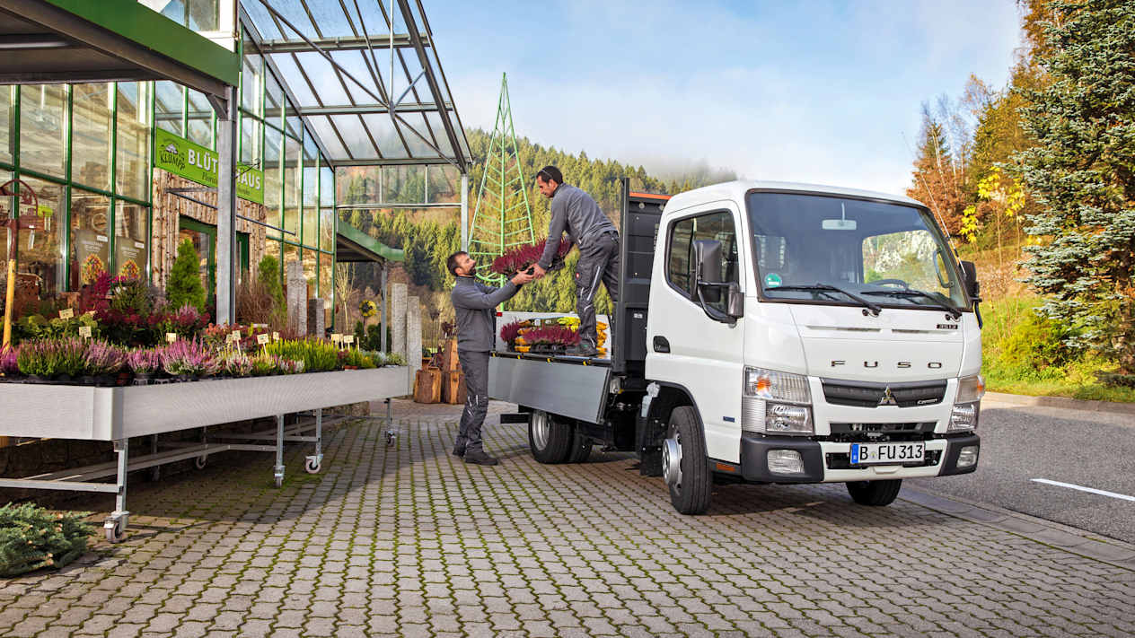 Fuso Canter devant une pépinière