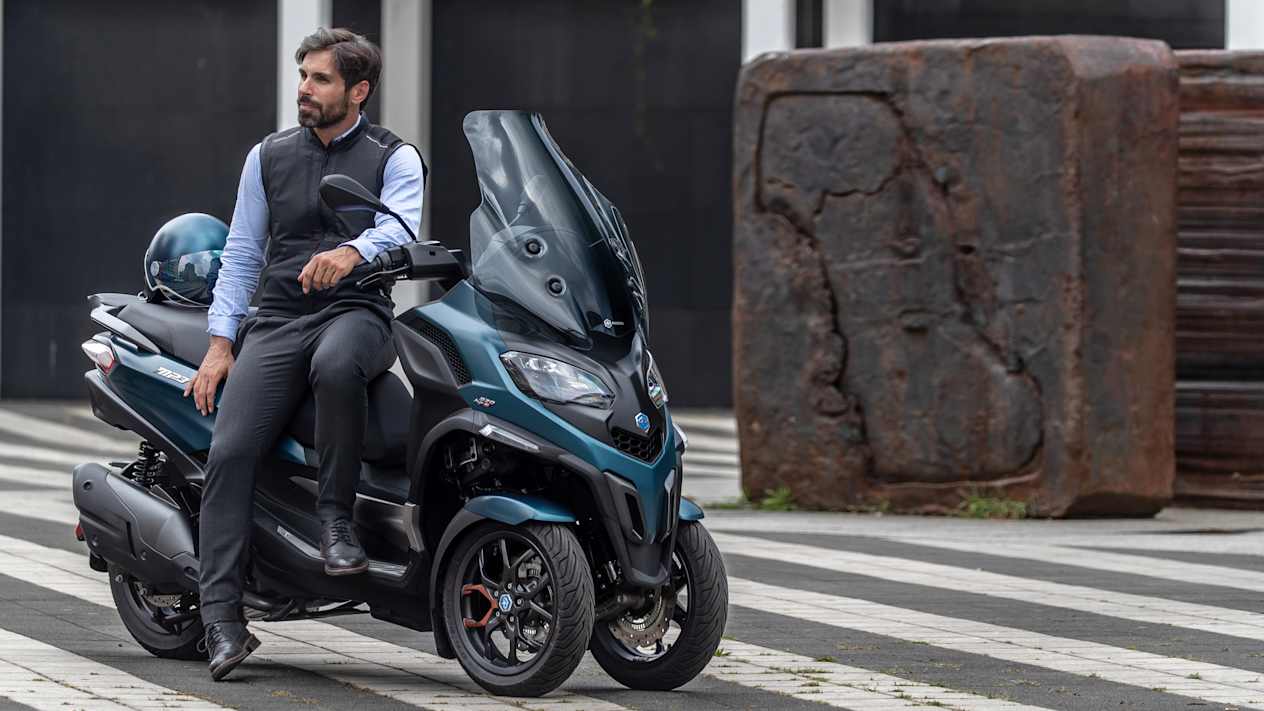 Piaggio MP3 530 Exclusive trois quarts avant droit avec modèle