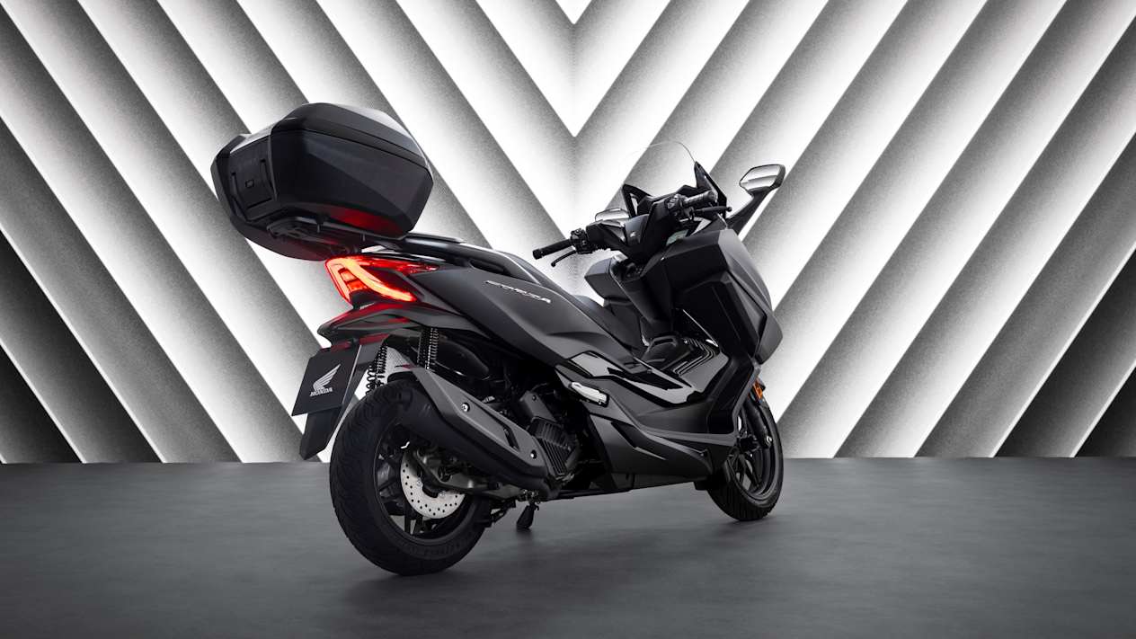 Vue arrière du Honda Forza 125 2025 noir, avec top case