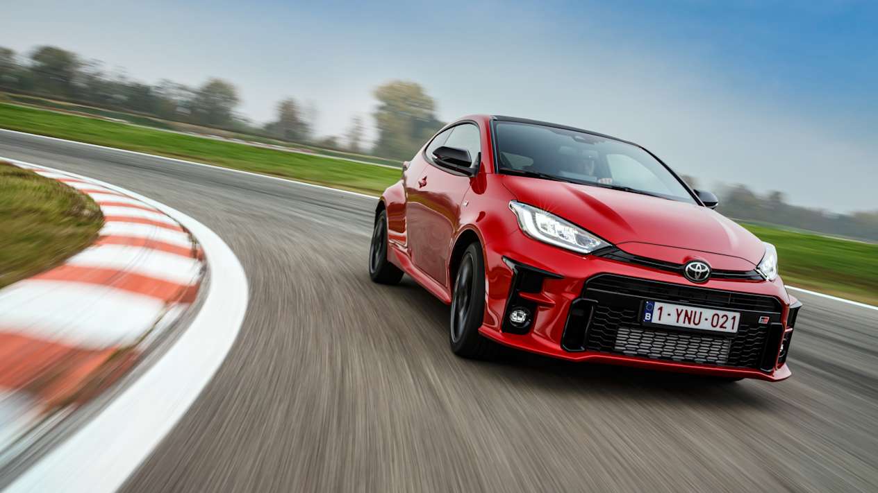 Toyota GR Yaris 2020 : trois quarts avant droit en virage sur circuit