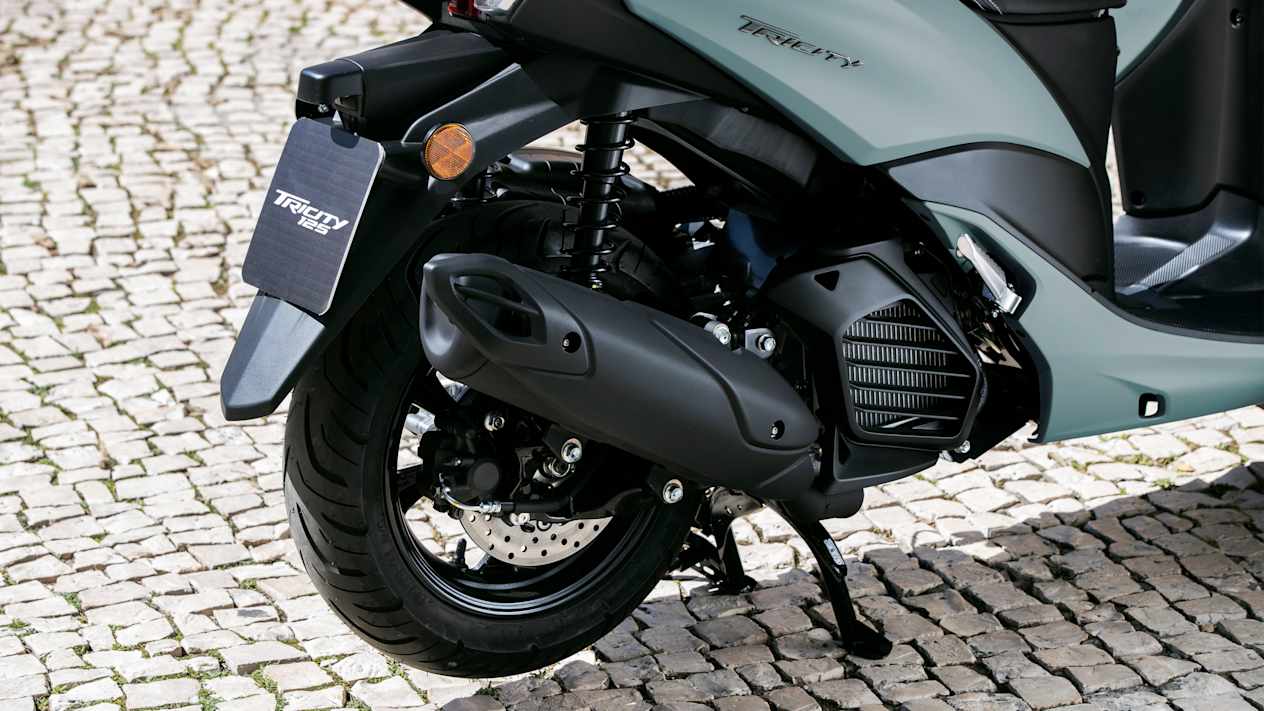 Yamaha Tricity 125 2024 : détail roue arrière et échappement
