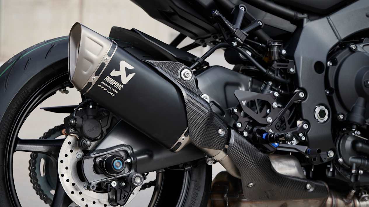 Yamaha MT-10 2023 Tech Black : pot d'échappement Akrapovic