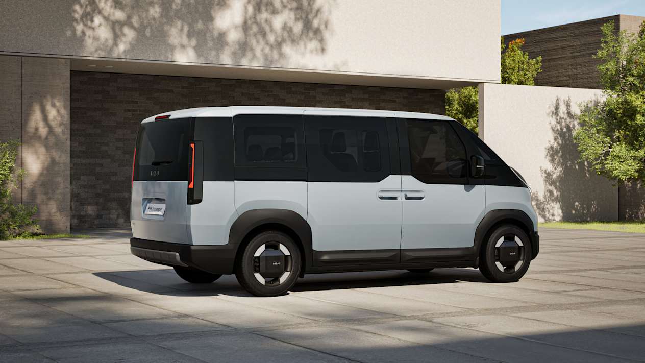 Kia PV5 Passenger 2025 : trois quarts arrière droit statique