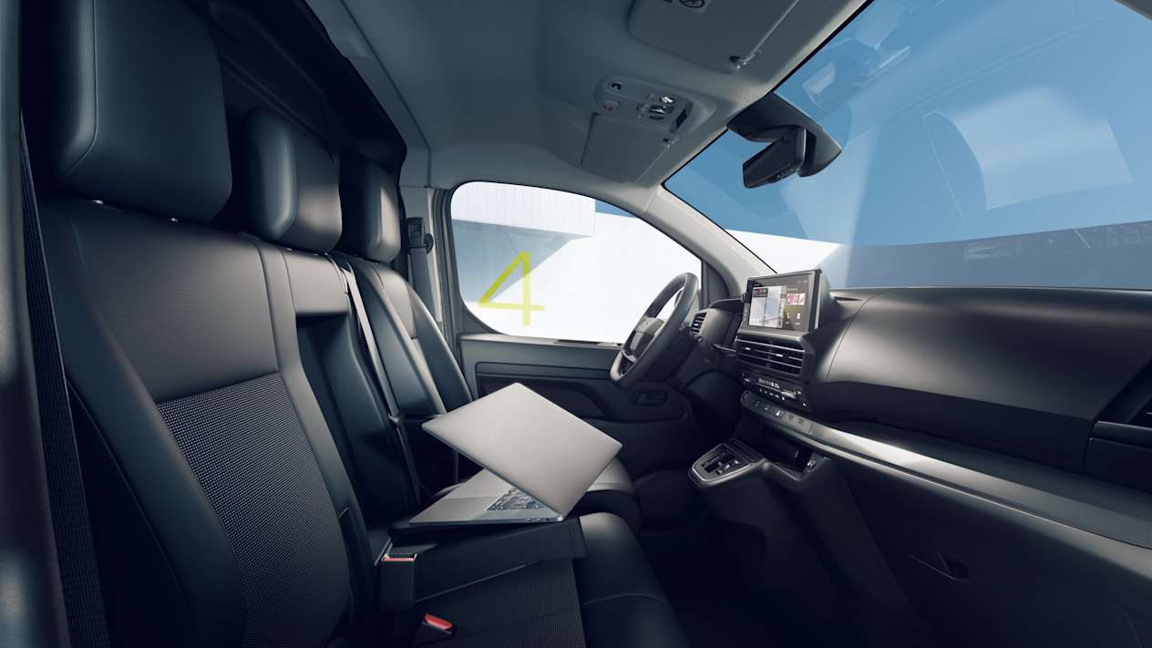 Opel Vivaro 2024 : sièges et planche de bord