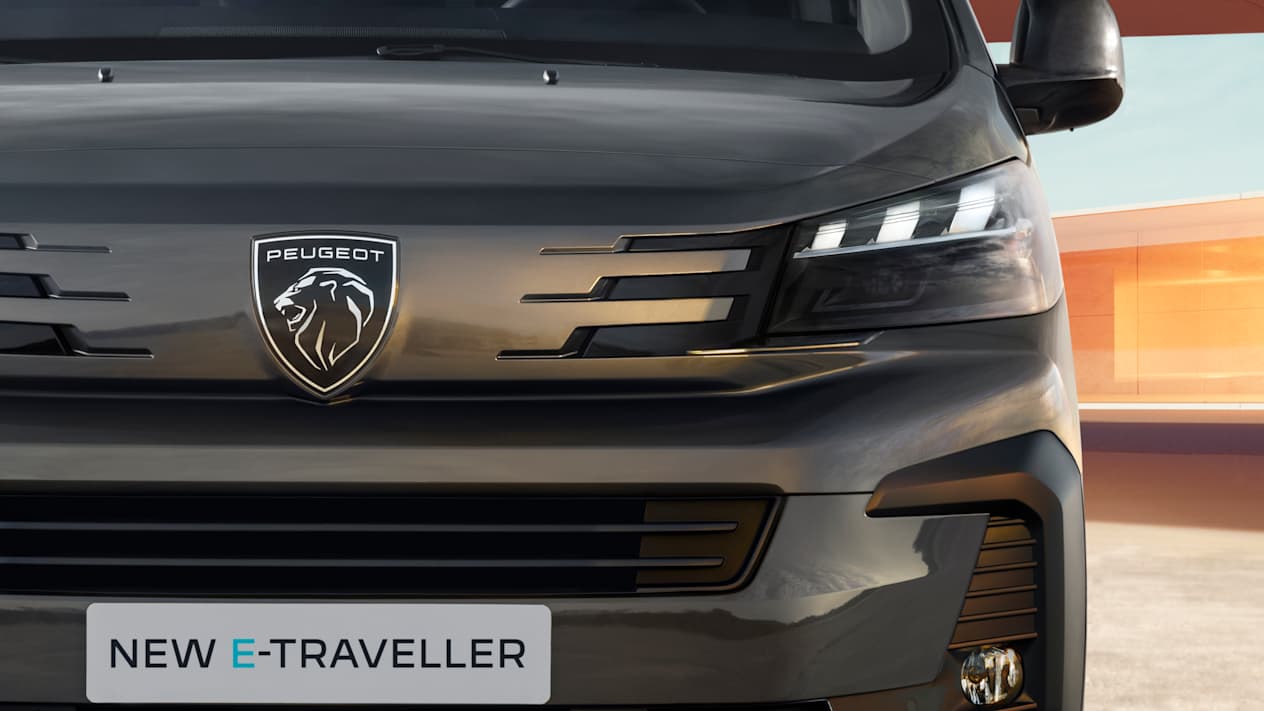 Peugeot Traveller 2024 : détail calandre et phare