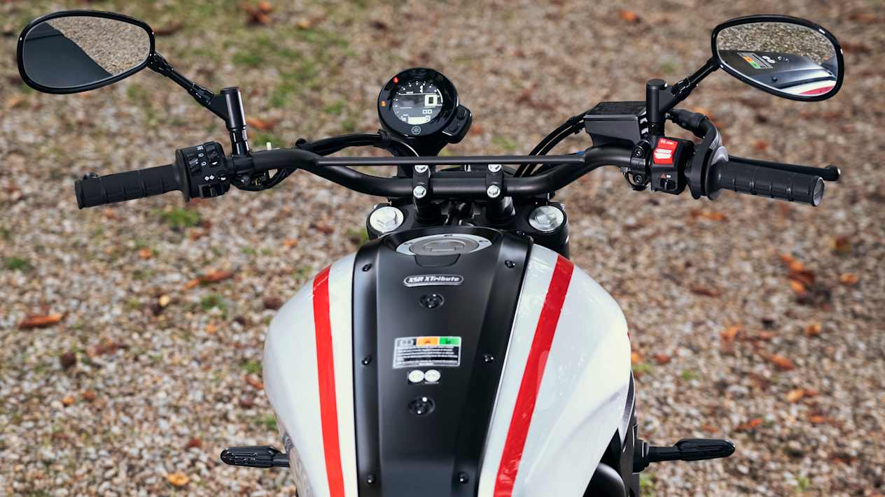 Yamaha XSR700 XTribute 2022 : réservoir et guidon