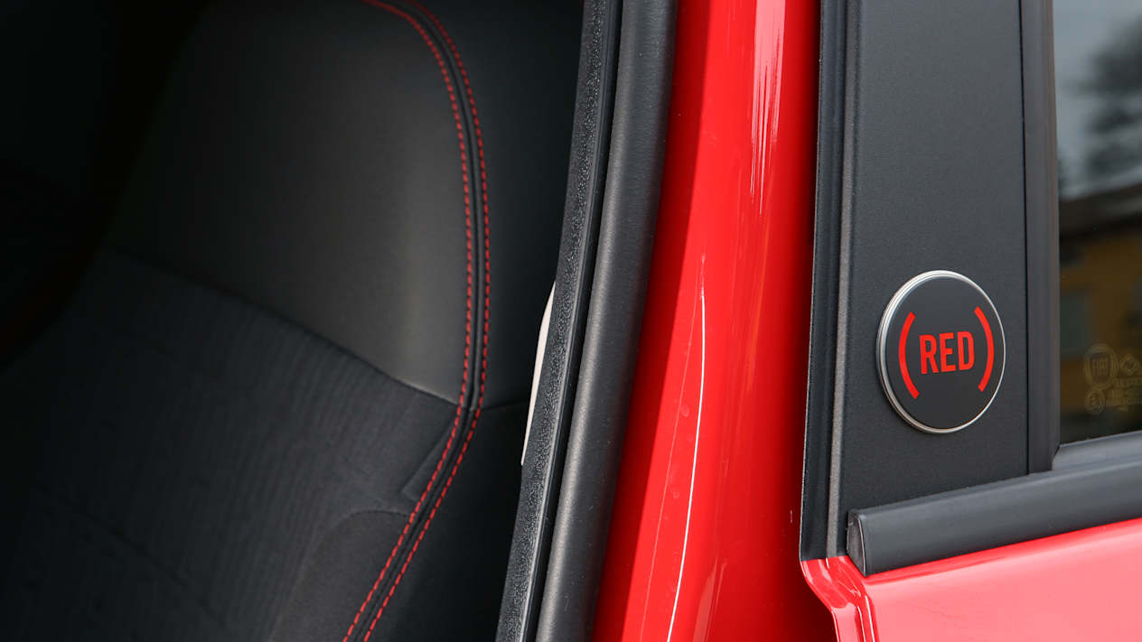 Fiat Panda Hybrid RED : logo RED sur le montant et sièges