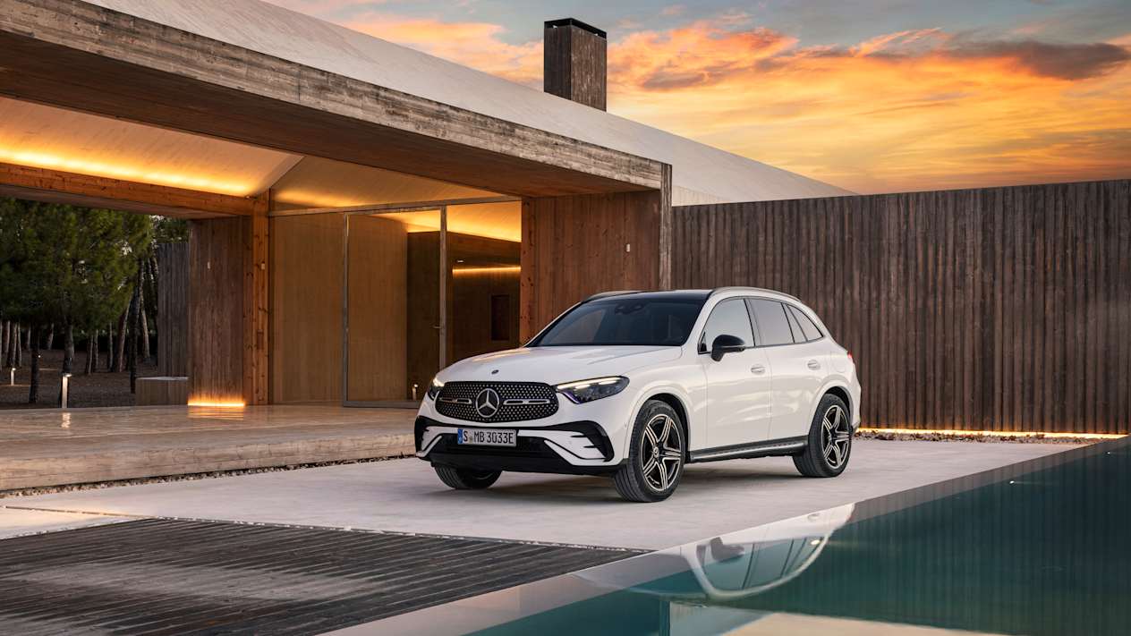 Mercedes-Benz GLC 2022 : trois quarts avant gauche statique au bord d'une piscine