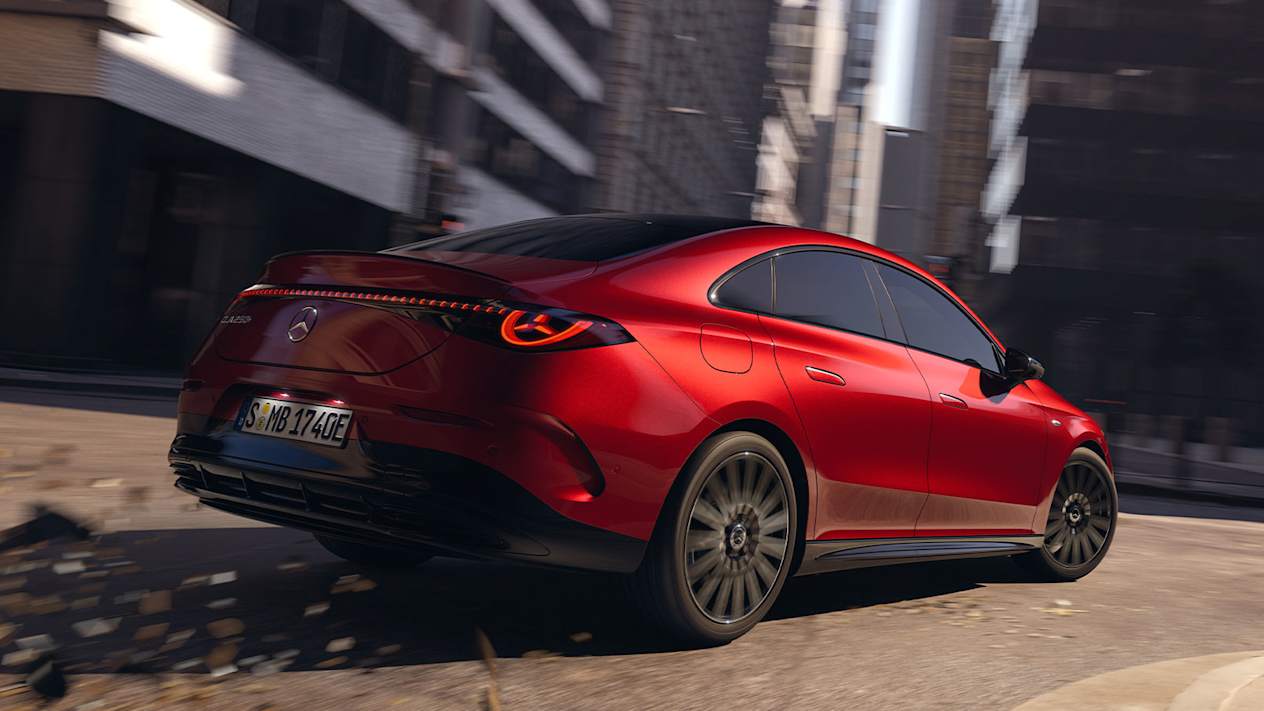 Mercedes CLA 2025 rouge : trois quarts arrière droit sur route