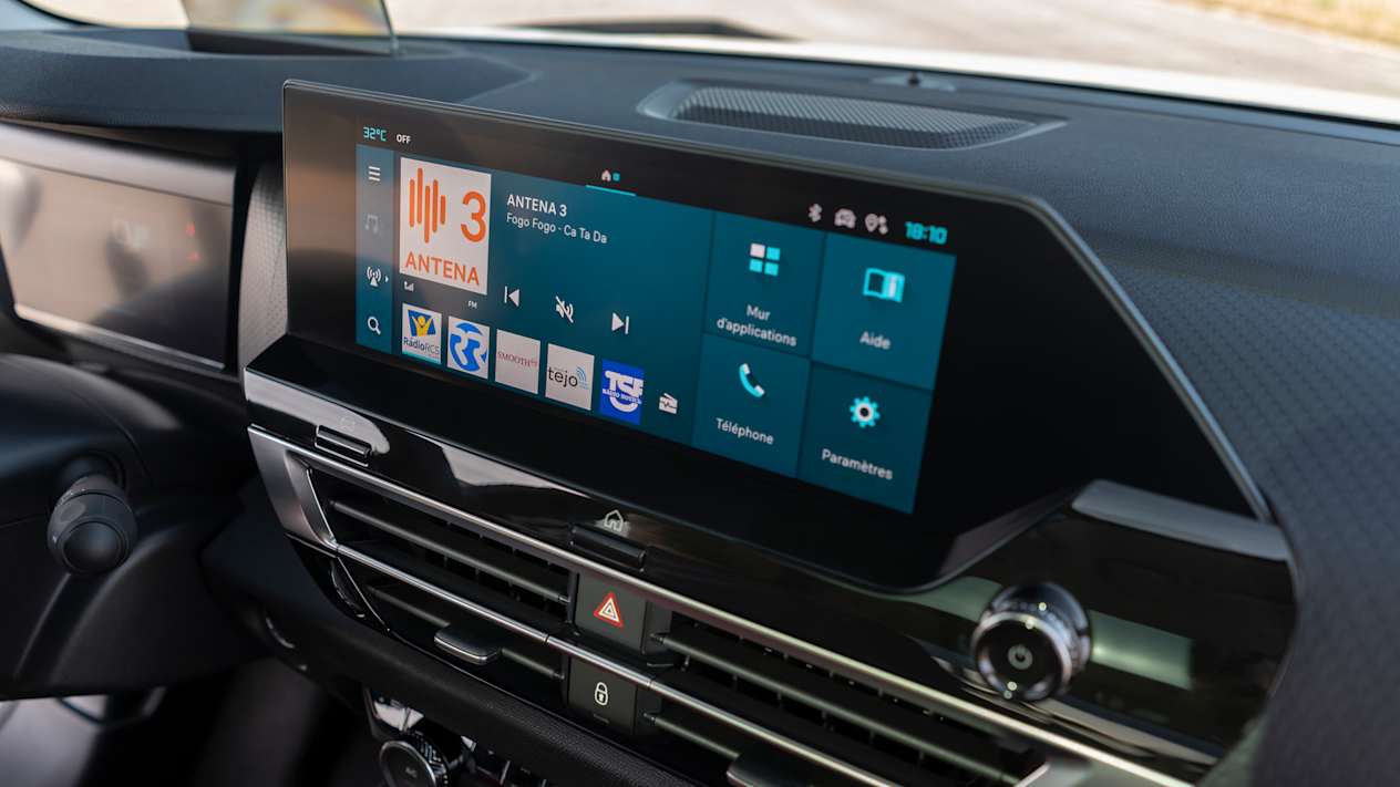 Citroën C4 X 2022 : détail écran tactile