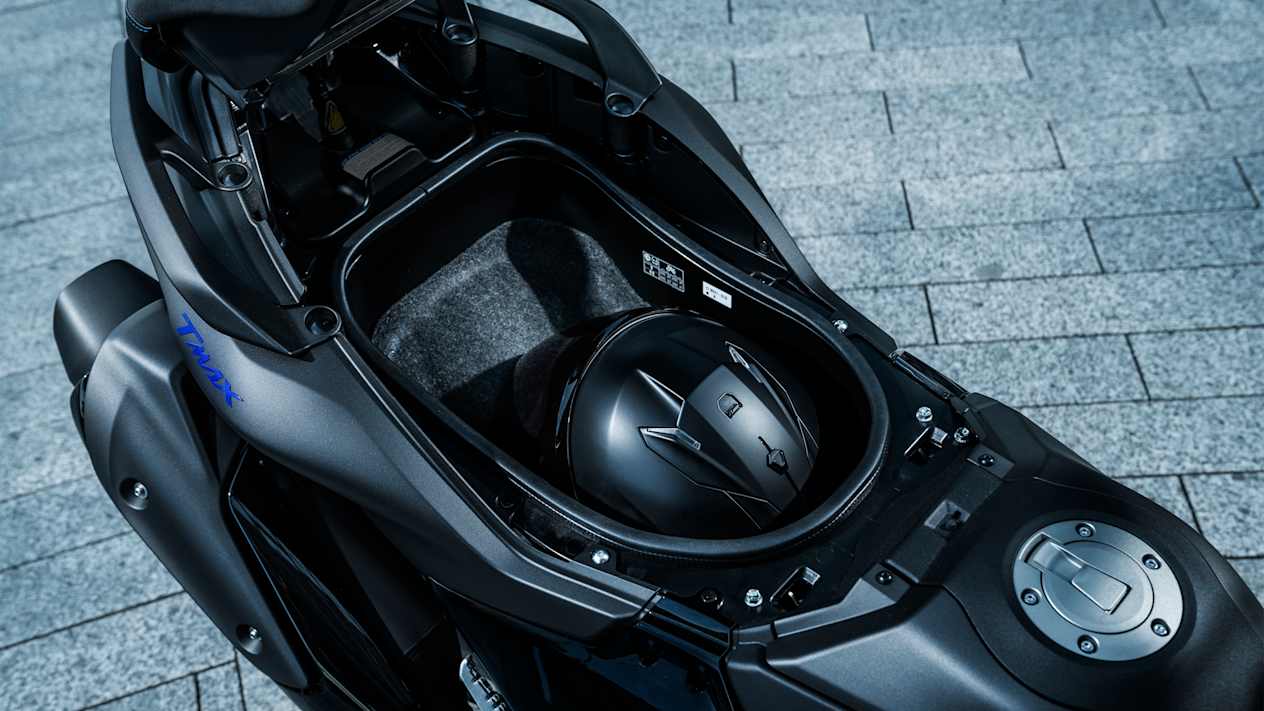 Yamaha TMAX 2025 : détail coffre sous la selle