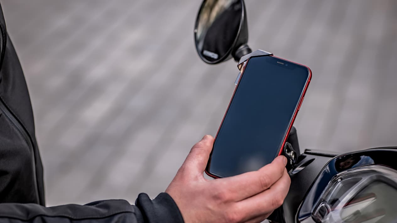 Kymco Agility EV 2024 : détail support pour smartphone
