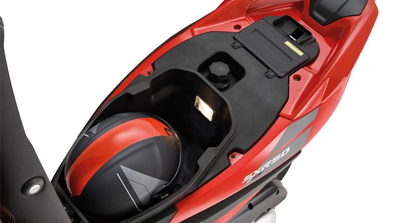 Aprilia SXR 50 coffre sous la selle