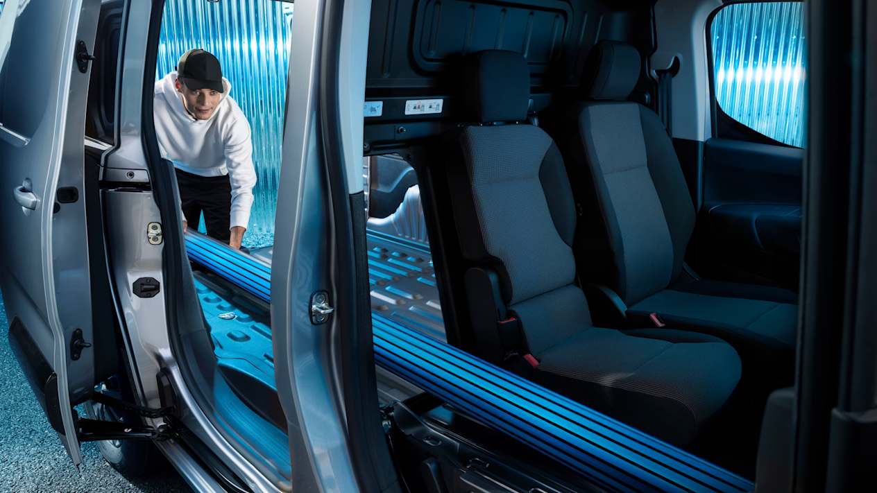 Peugeot Partner 2024 : chargement tuyaux longs