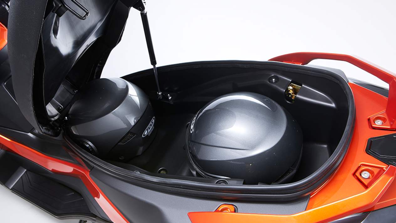 Kymco DTX 360 2024 : détail rangement casques sous la selle