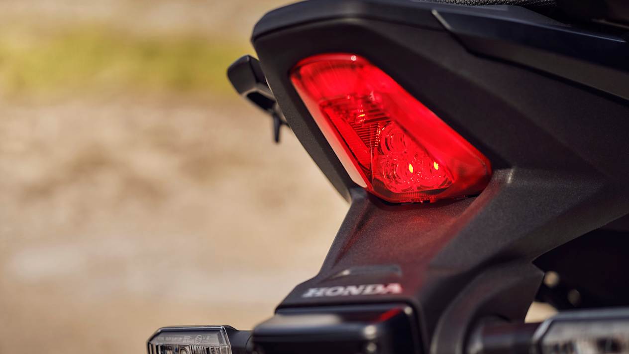 Honda NX500 2024 : détail feu arrière
