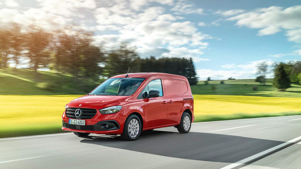 Mercedes-Benz Citan 2021 rouge trois quarts avant sur route