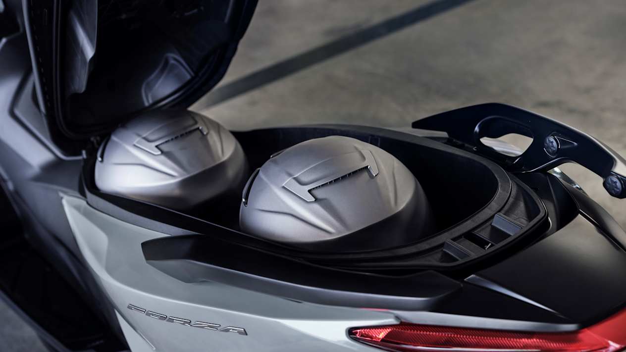 Honda Forza 125 2023 : coffre de rangement sous la selle