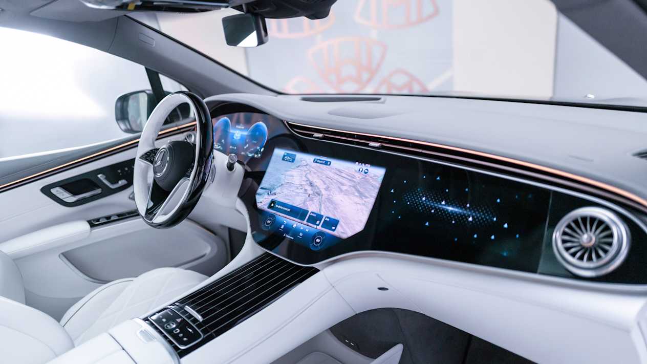 Mercedes-Maybach EQS SUV 2023 : écran dalle MBUX sur la planche de bord