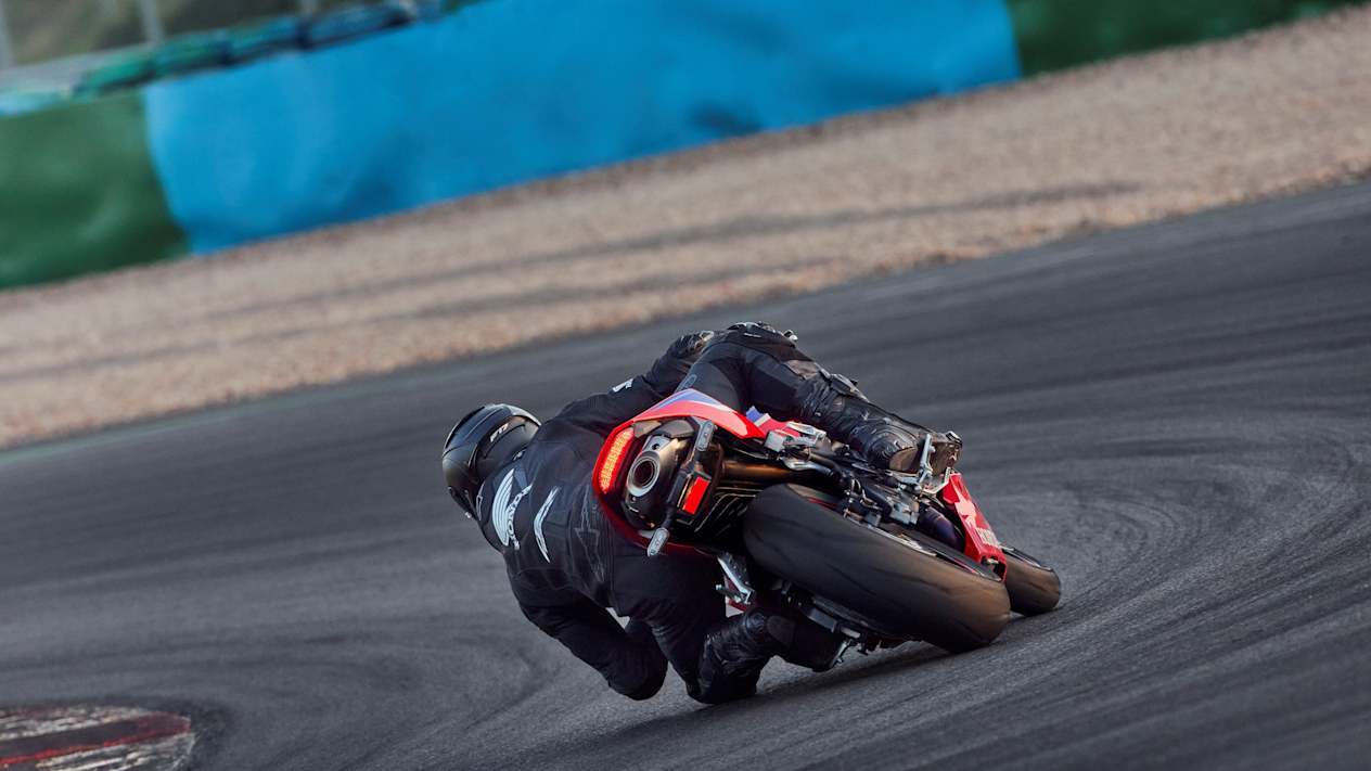 Honda CBR600RR 2024 : vue arrière en virage sur circuit