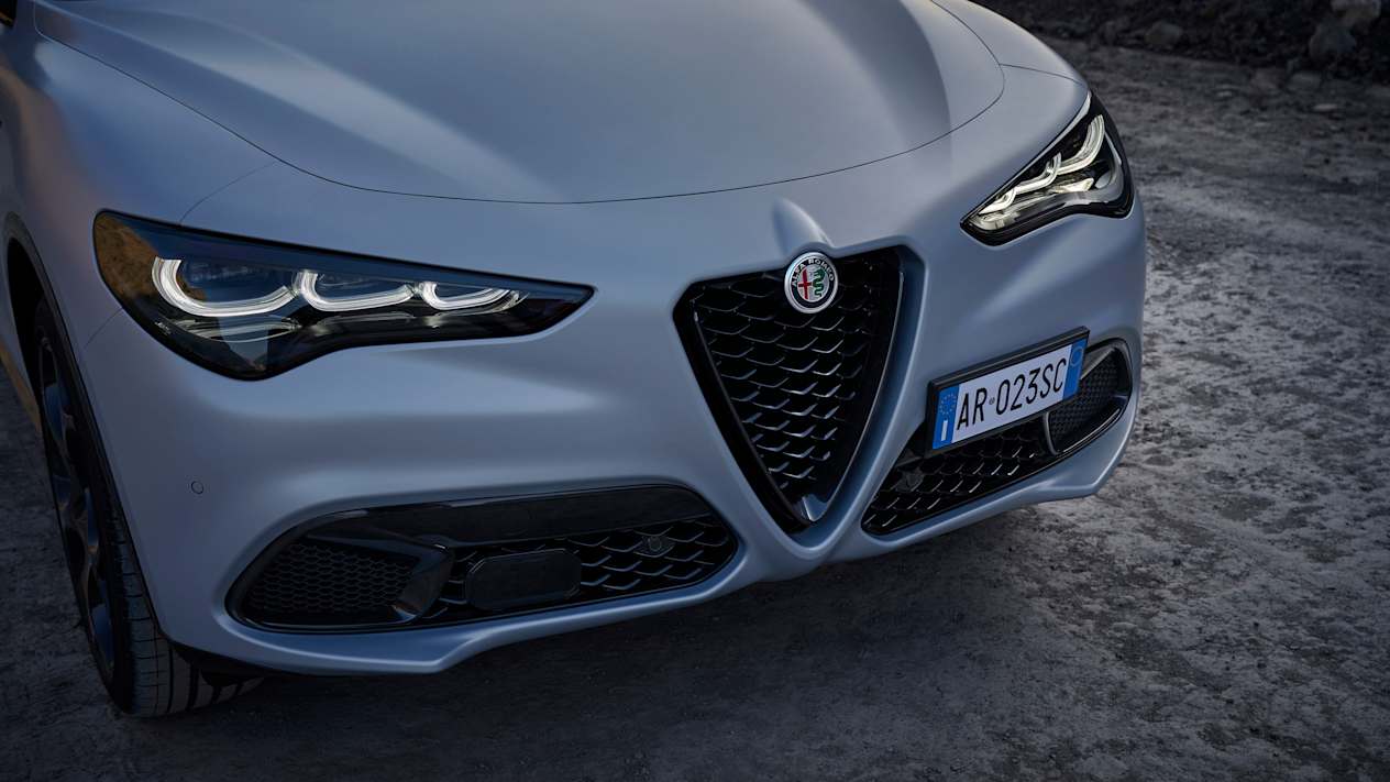 Alfa Romeo Stelvio 2022 : Gros plan face avant trois quart droit