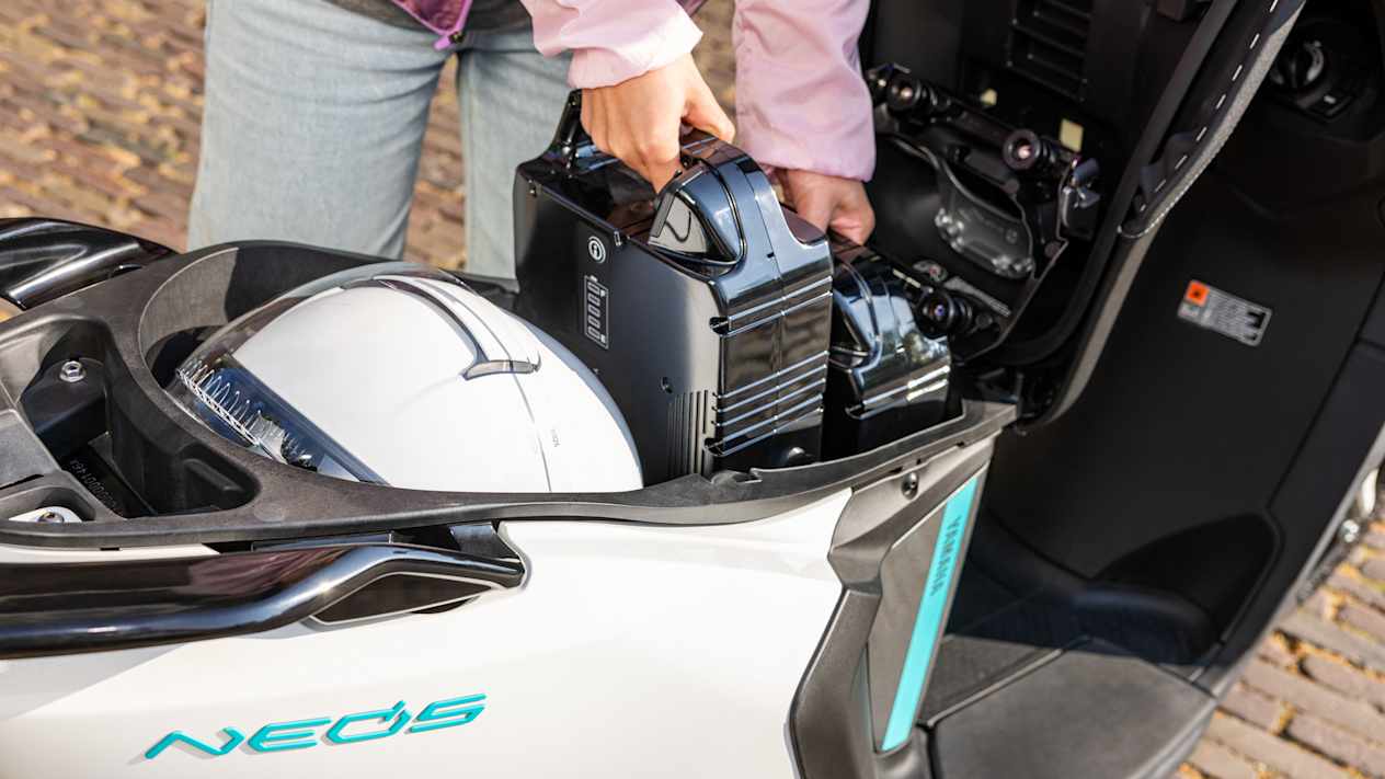 Yamaha Neo's Dual Battery 2023 Milky White : rangement du casque et 2 batteries amovibles sous la selle