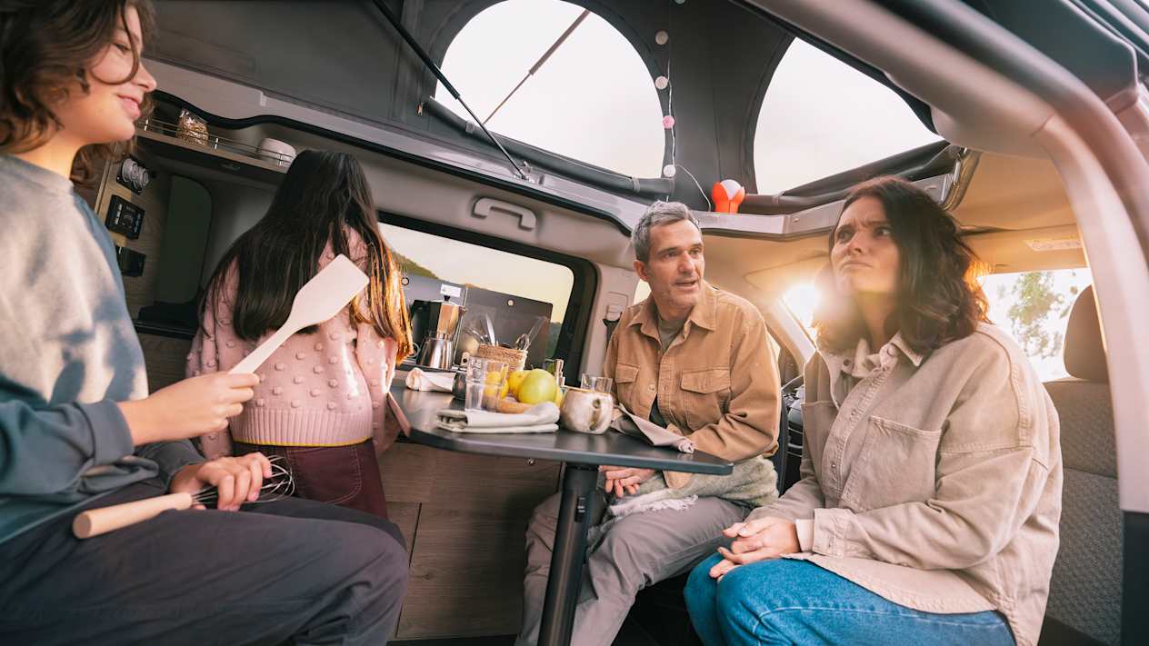 Citroën Holidays : repas familial intérieur