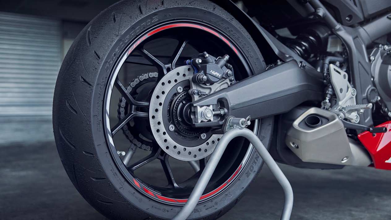Honda CBR650R 2024 : détail roue et freins arrière
