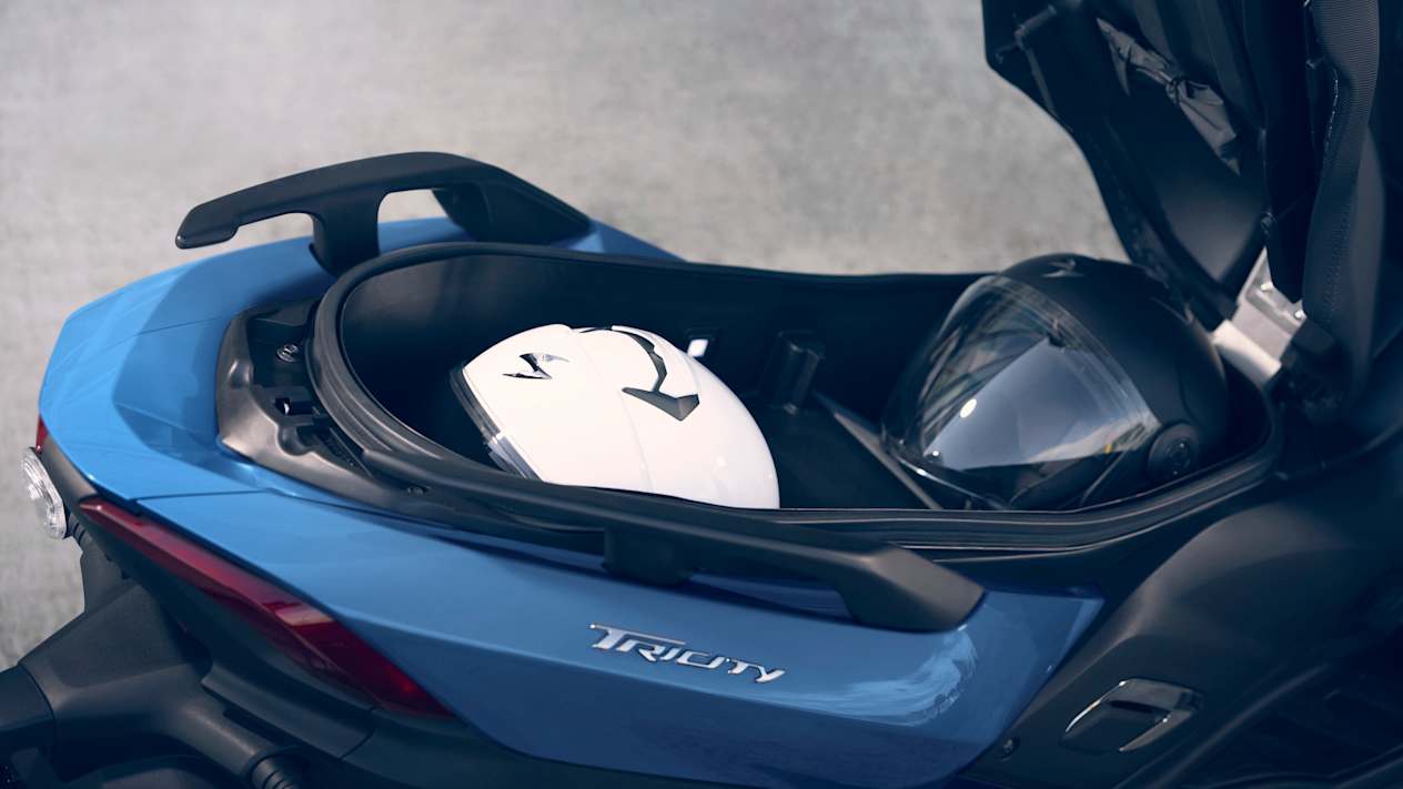 Yamaha Tricity 300 2024 : coffre rangement casques sous la selle