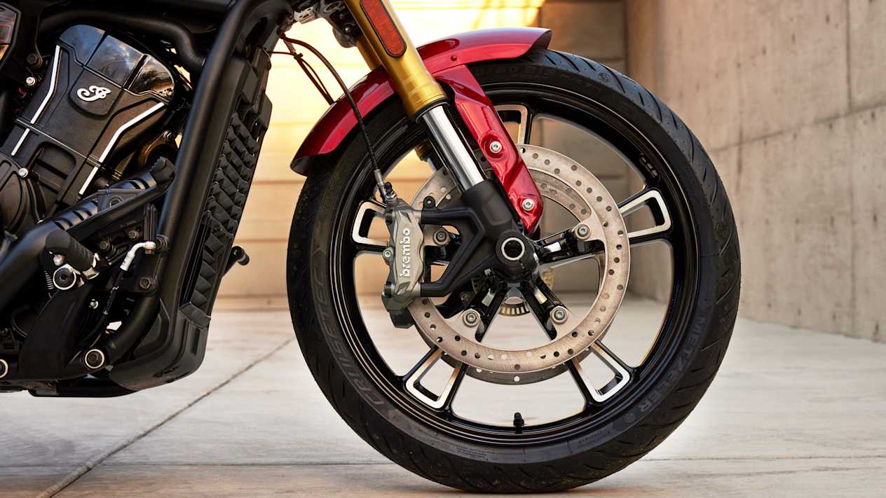 Indian Scout 101 2025 : détail roue et freins avant
